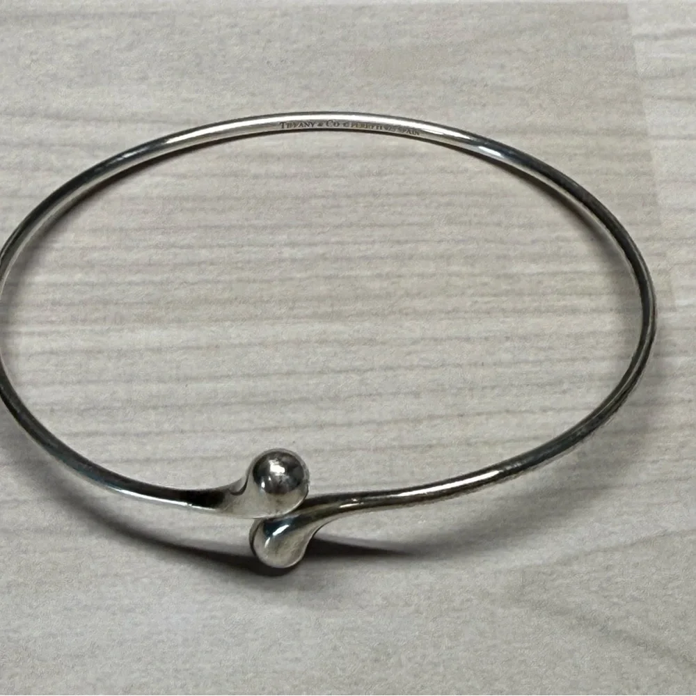 Tiffany & Co. 9.25 S. Silver teardrop Bangle Bracelet - Picture 2 of 6